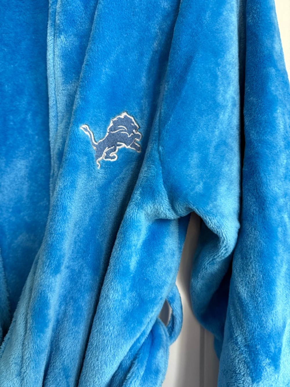 Plush Blue Bath Robe with Embroidered Lions Logo - Picture 2 of 3